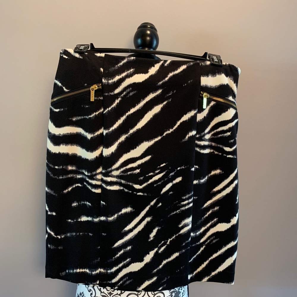 Michael Kors Size 14P Skirt in Black and Cream Print with Gold Zippers.